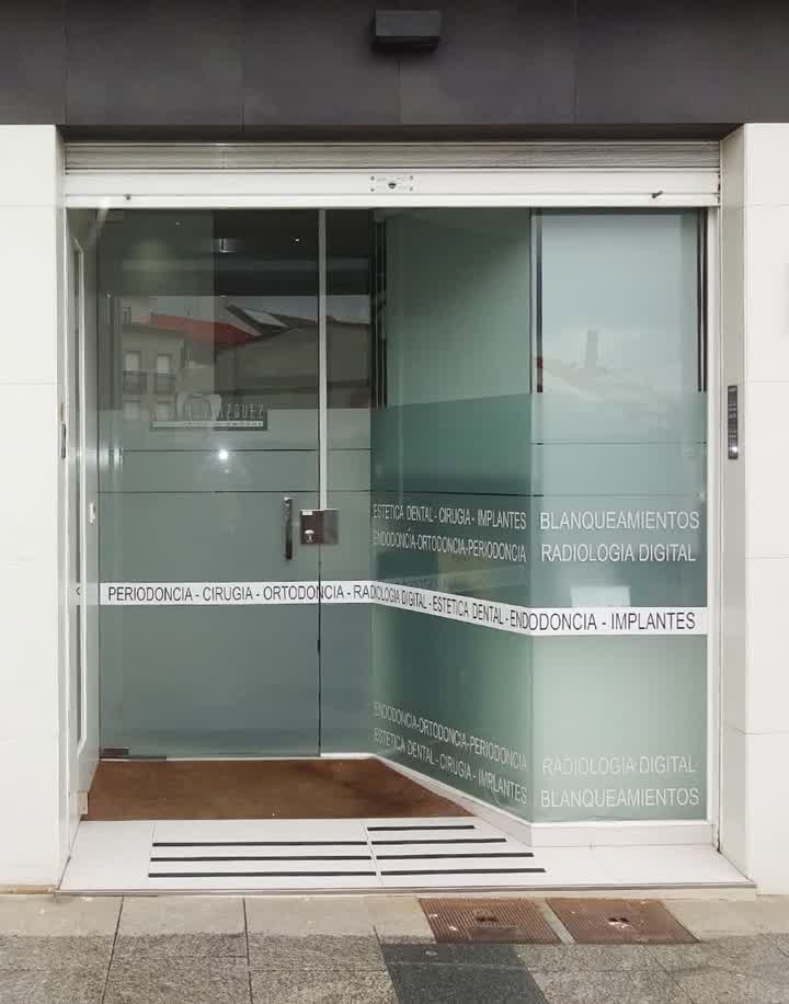 Fachada de la Clínica Dental Alfonso Vázquez Besada en A Illa de Arousa