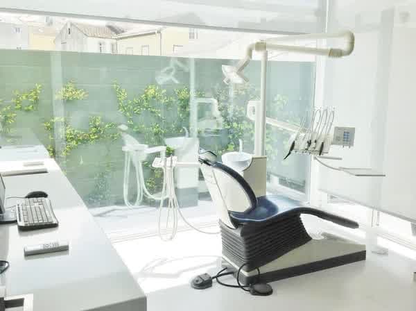 Gabinete dental luminoso de la clínica en A Illa de Arousa