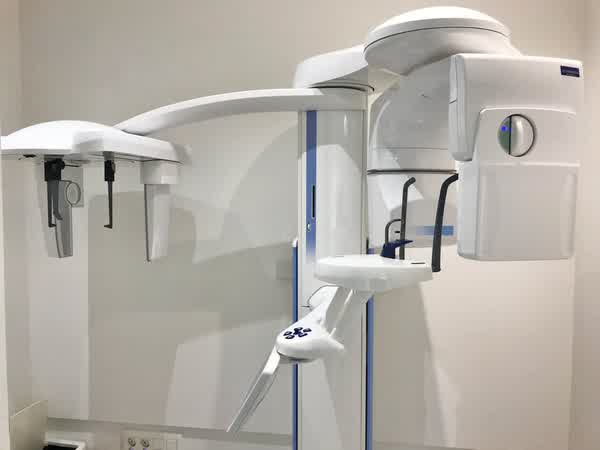 Equipo de TAC y radiología 3D de la clínica dental en A Illa de Arousa